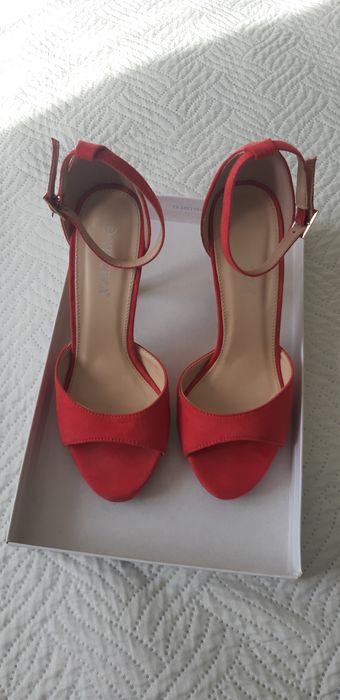 Eleganckie Buty kolor malinowy, rozmiar 37