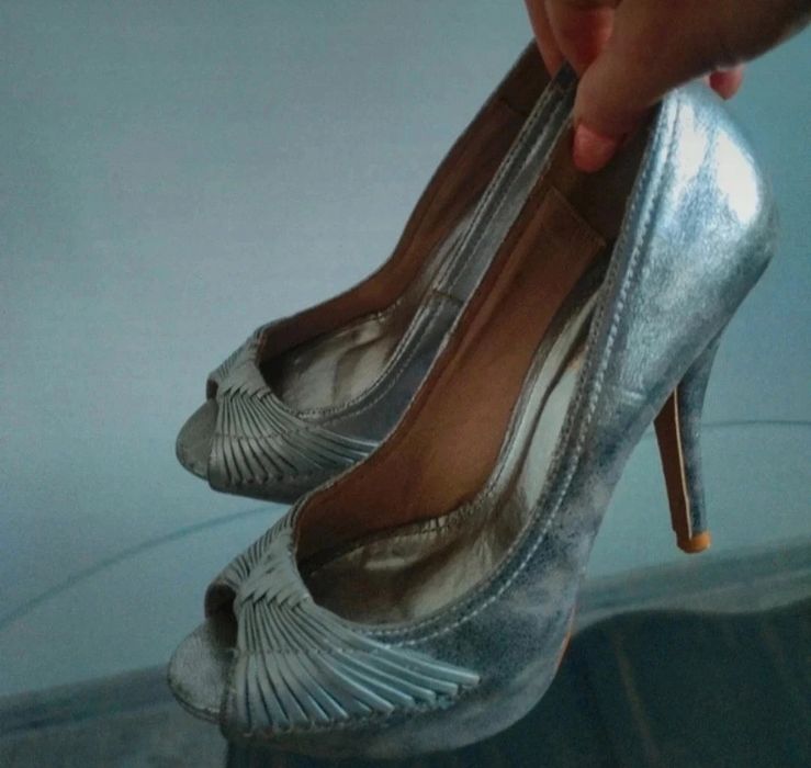 Czółenka na platformie srebrne , sandały z krytą piętą r 37