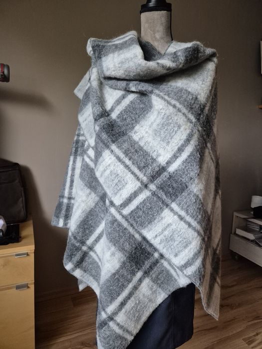 Wełniane włoskie poncho
