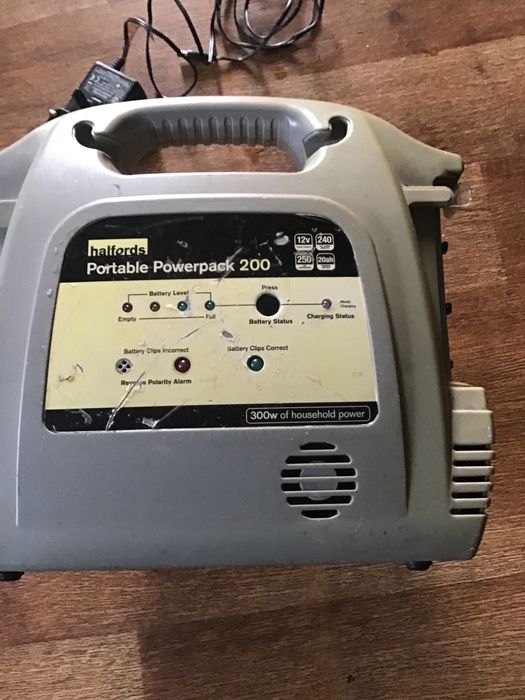 Інвертор компресор ліхтар Halfords portable power pack 200