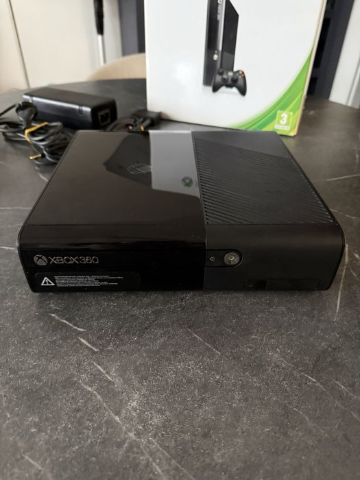 Konsola Xbox 360 E 500GB + gry