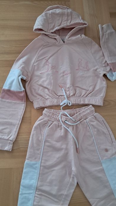 Sprzedam dres dla dziewczynki, rozm. 122/128