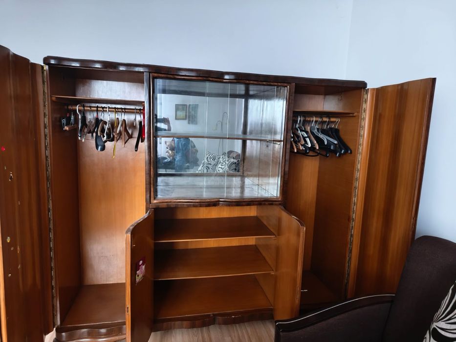 Szafa dwudrzwiowa z przeszklonym środkiem