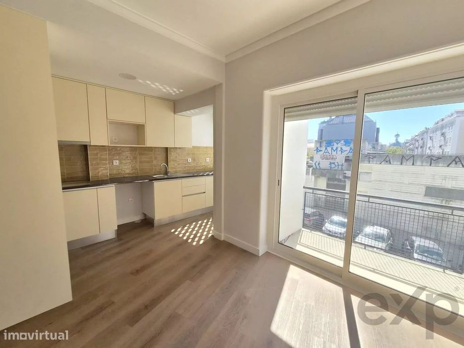 Apartamento T5 com elevador e varanda em Entrecampos