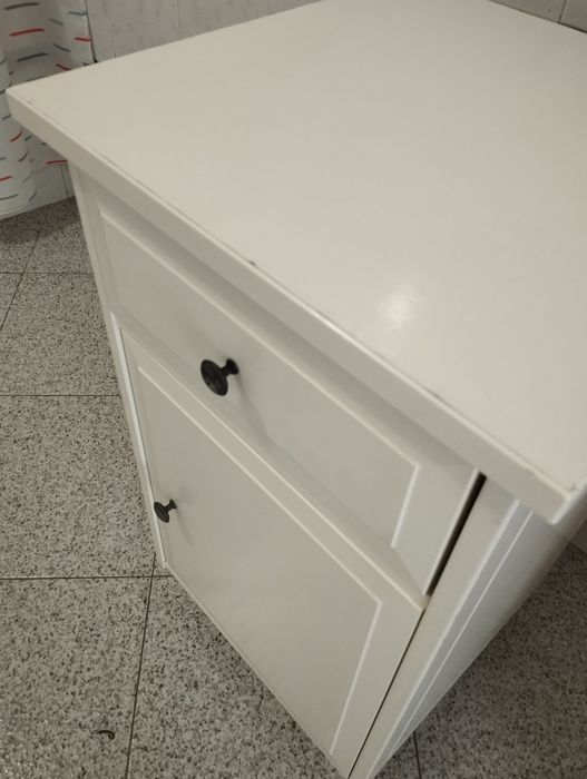 Mesa de cabeceira branca