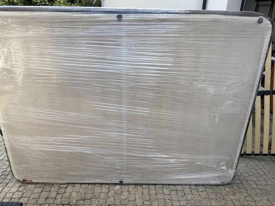 Cama com colchão e estrado