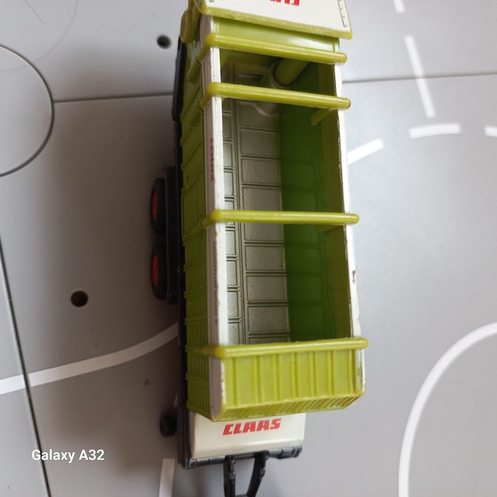 Siku traktory przyczepy cena dot. prasy claas