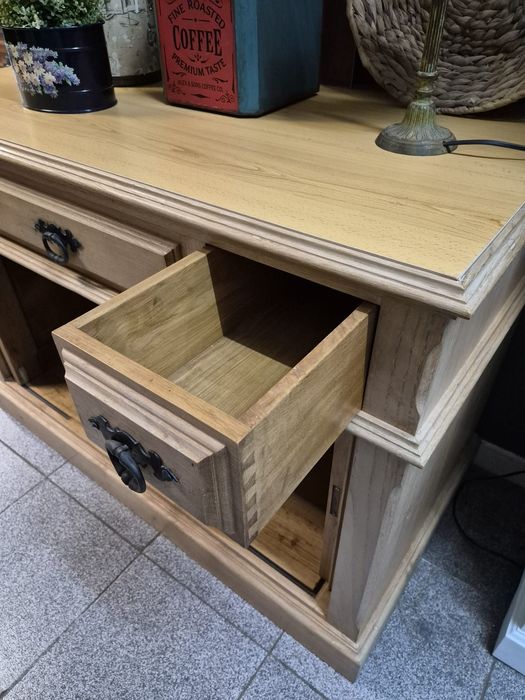 Aparador em madeira natural. Oferecemos a entrega na zona de Lisboa.