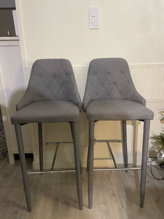 Szare hokery tapicerowane