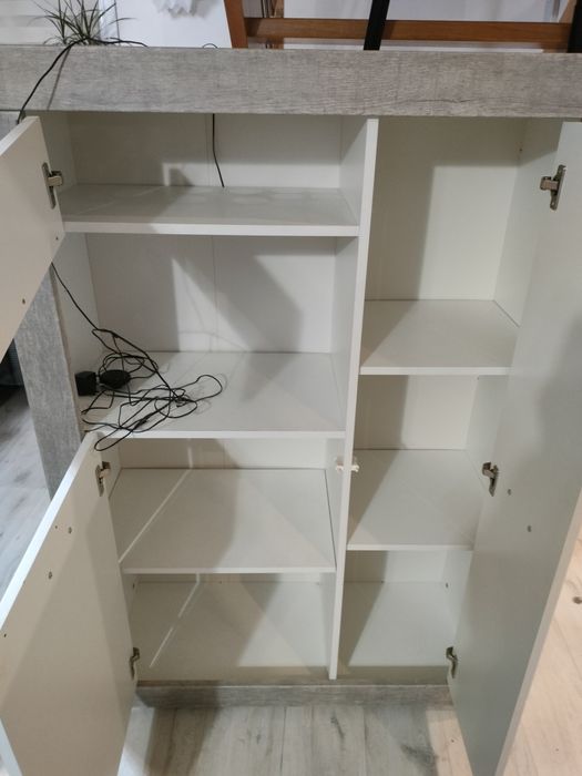 Biala witryna podświetlana