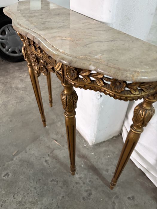 Mesa consola clássica com tampo em mármore