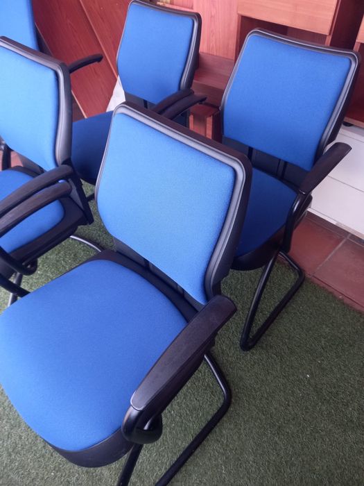 Cadeiras azuis de escritorio