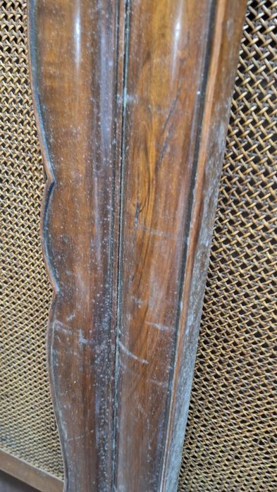 Linda cama antiga com cabeceira em palhinha