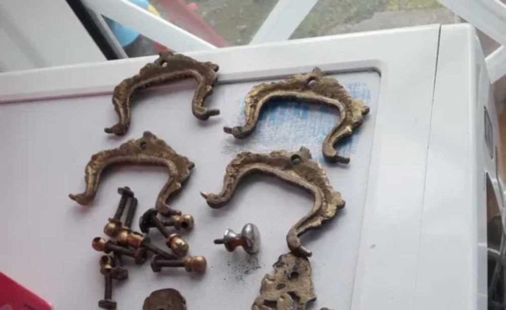 puchadores de arca e dobradiças antigas em latão