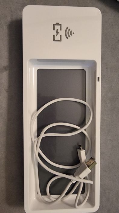 Piórnik z ładowarką indukcyjną