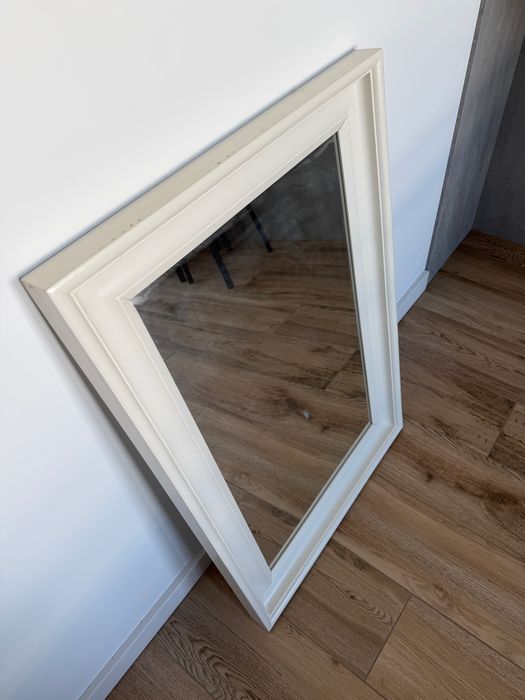 Duże lustro IKEA biała rama styl skandynawski