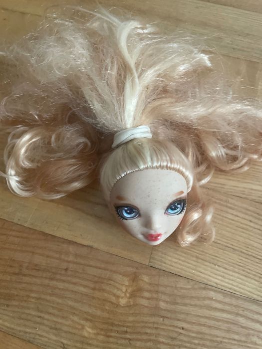 Lalka rainbow high z urwaną głową i stojakiem