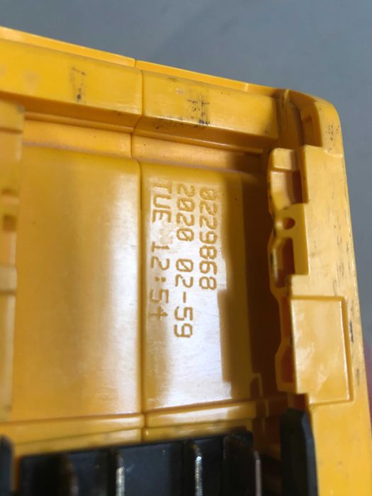 Акумуляторний пістолет цвяхозабивний DeWALT DCN660N  з Англії