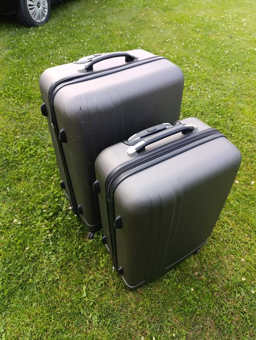 Walizka średnia podwójne kółka