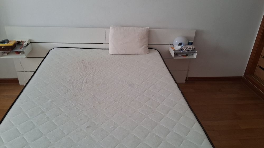 Cama e cabeceira