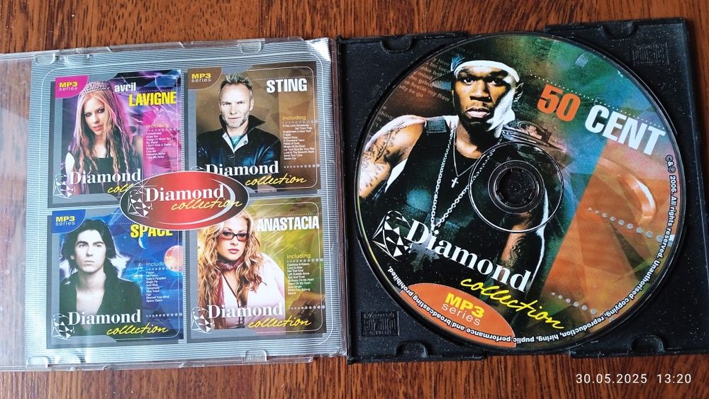 Компьютерная игра и музыка на компакт дисках.