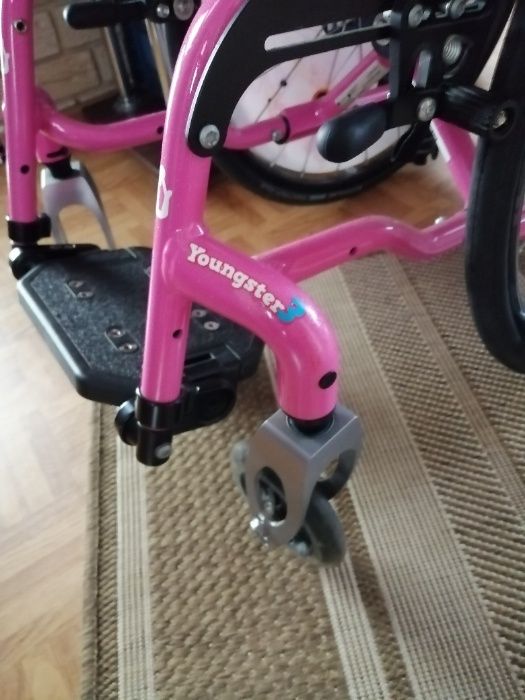 Wózek inwalidzki dla dziewczynki