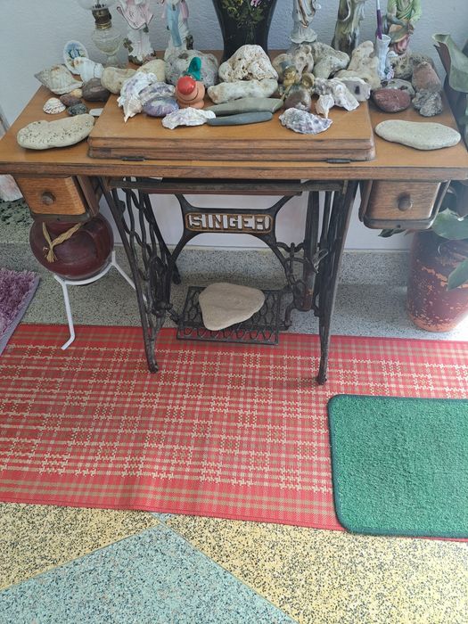 Vendo Mesa de Maquina de Costura Singer