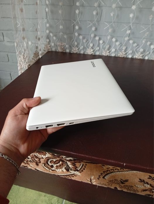 Продам ноутбук lenovo  повністю робочий батарея тримає добре )