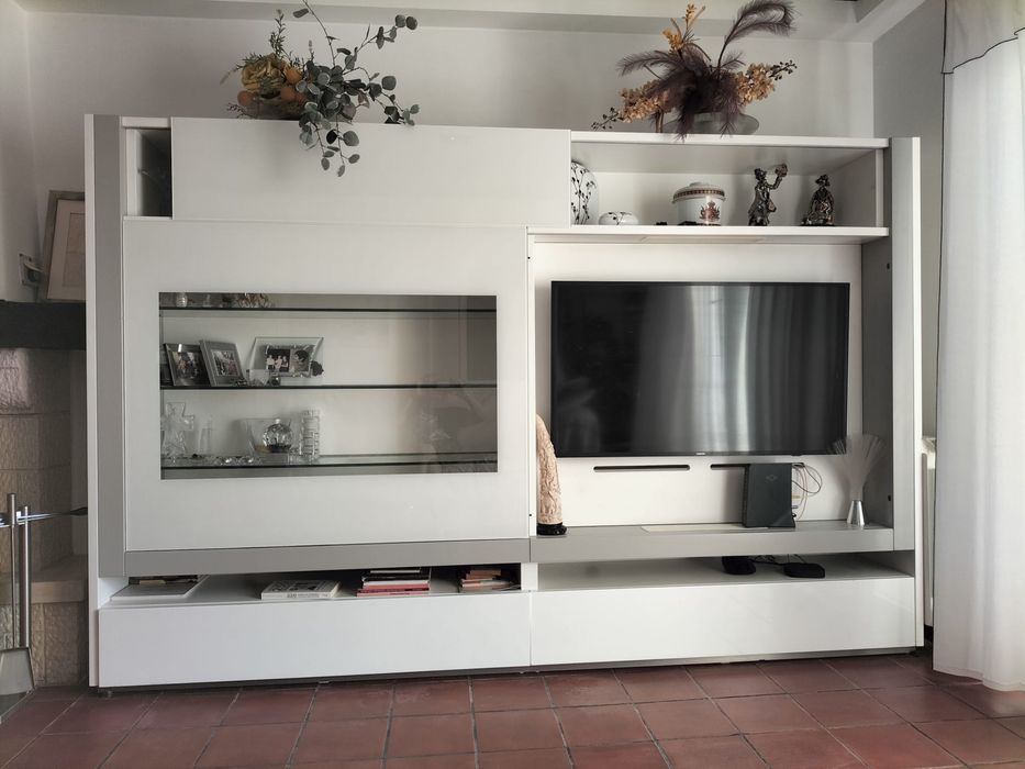 Armário branco de sala