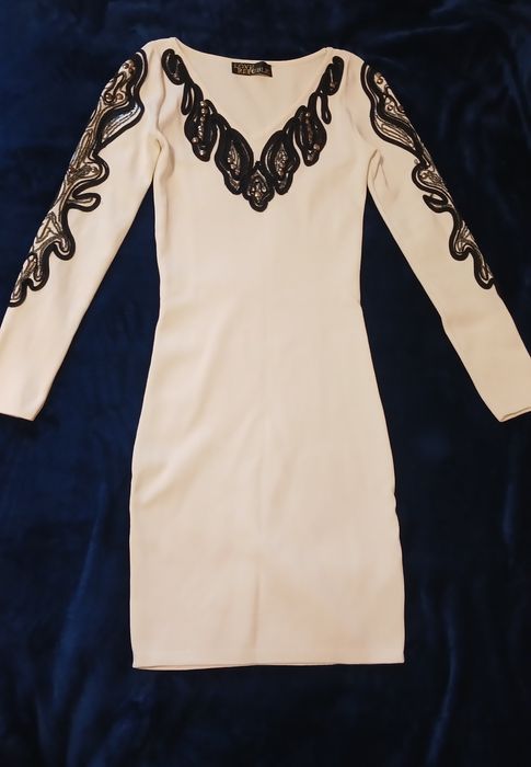 Біла сукня облягаюча