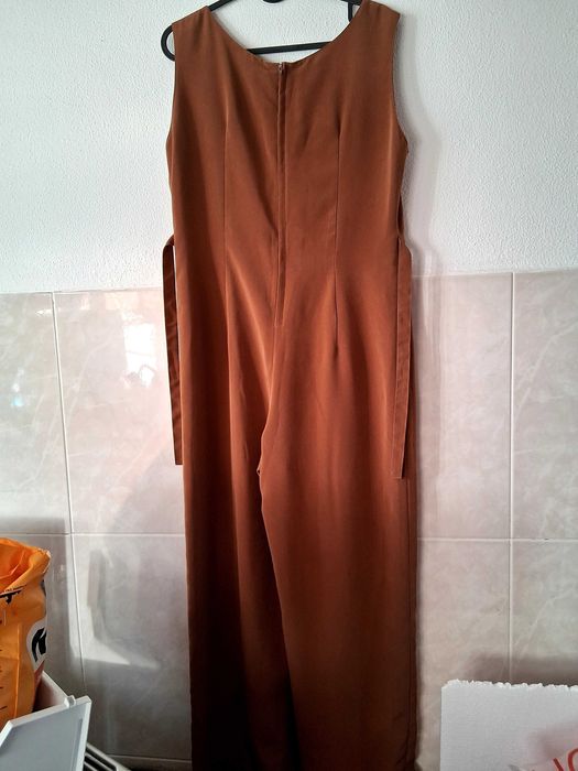 Macacão,com sandália Aldo.