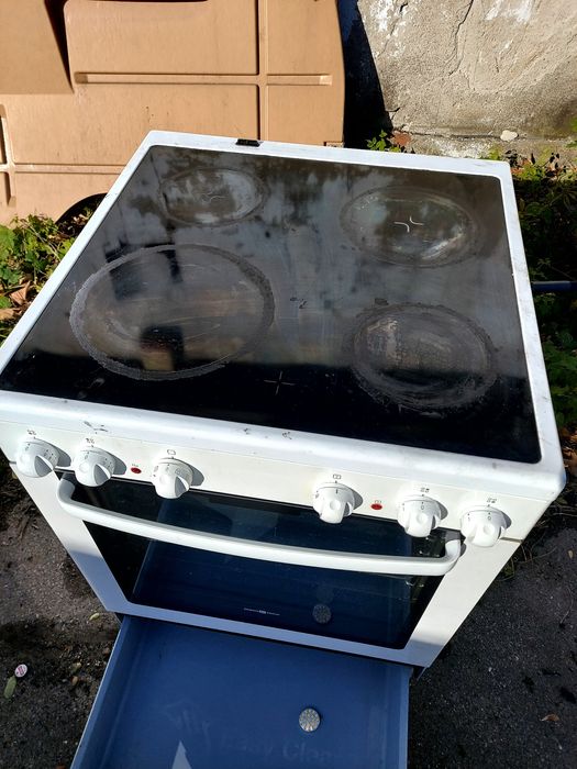 Kuchnia elektryczna z piekarnikiem