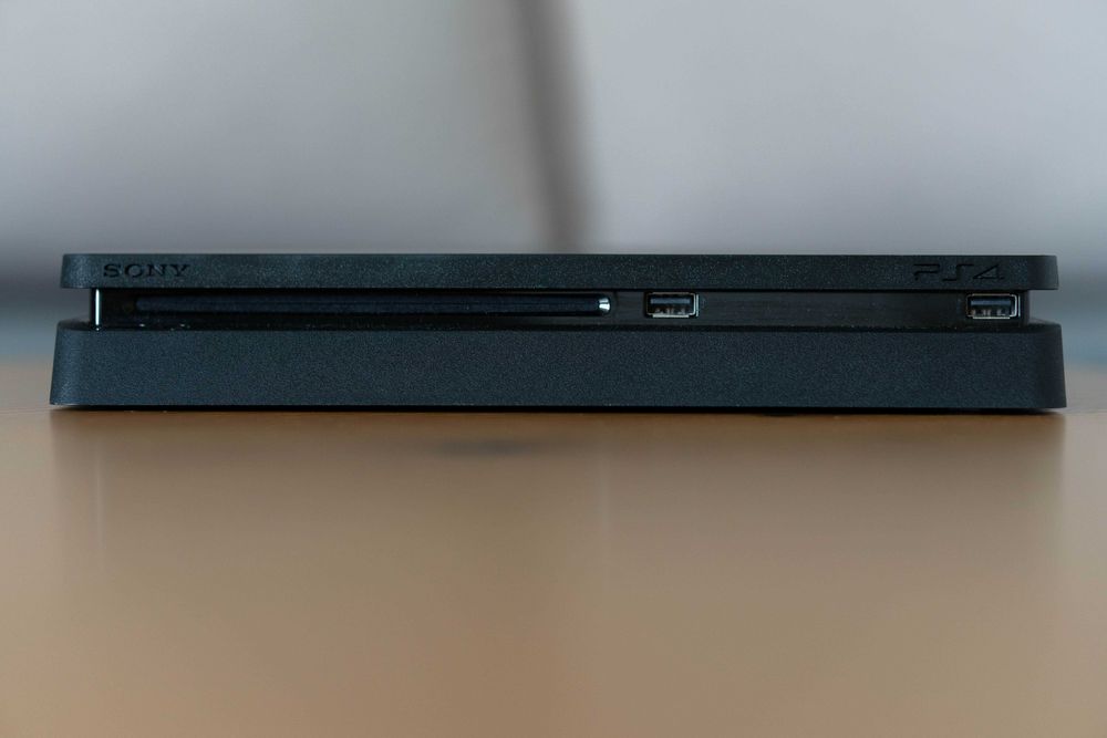 Konsola PS4 Slim 1TB | pad i kable | FW 13.02