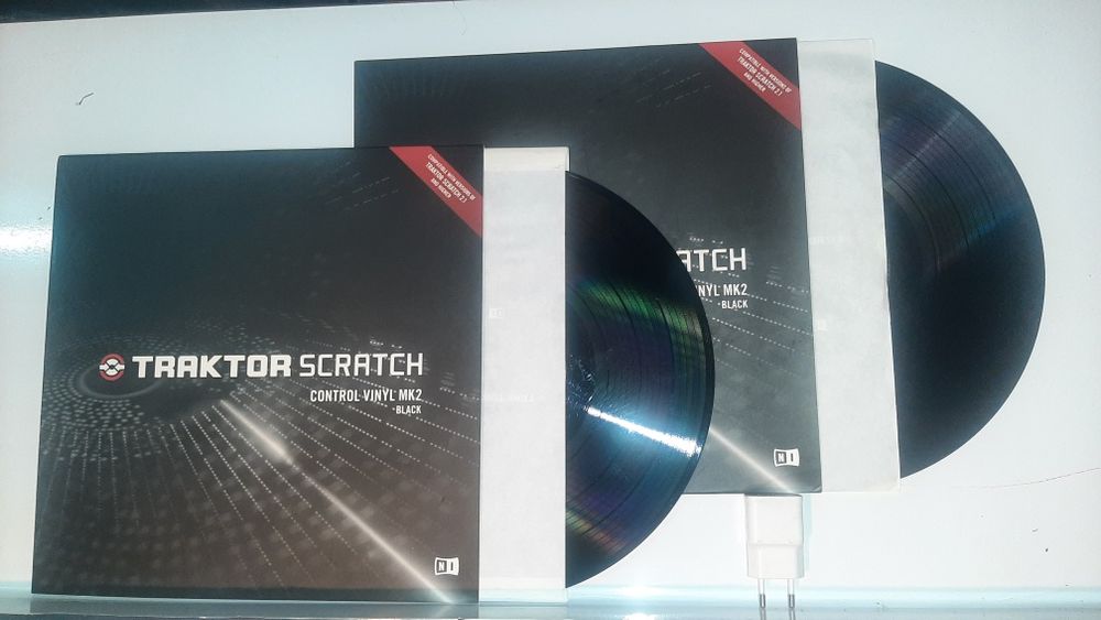 -traktor scratch A 6 ( placa d3 som + timecodes 2x lp/2× cd )

-não in