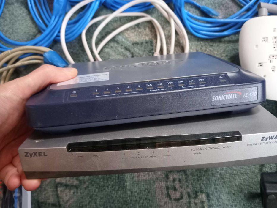 Zestaw kabli ethernet i routery