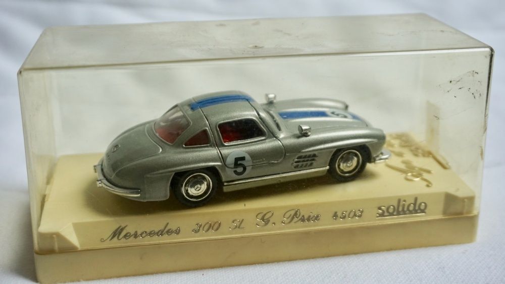 Carrinho miniatura de exposição Mercedes
