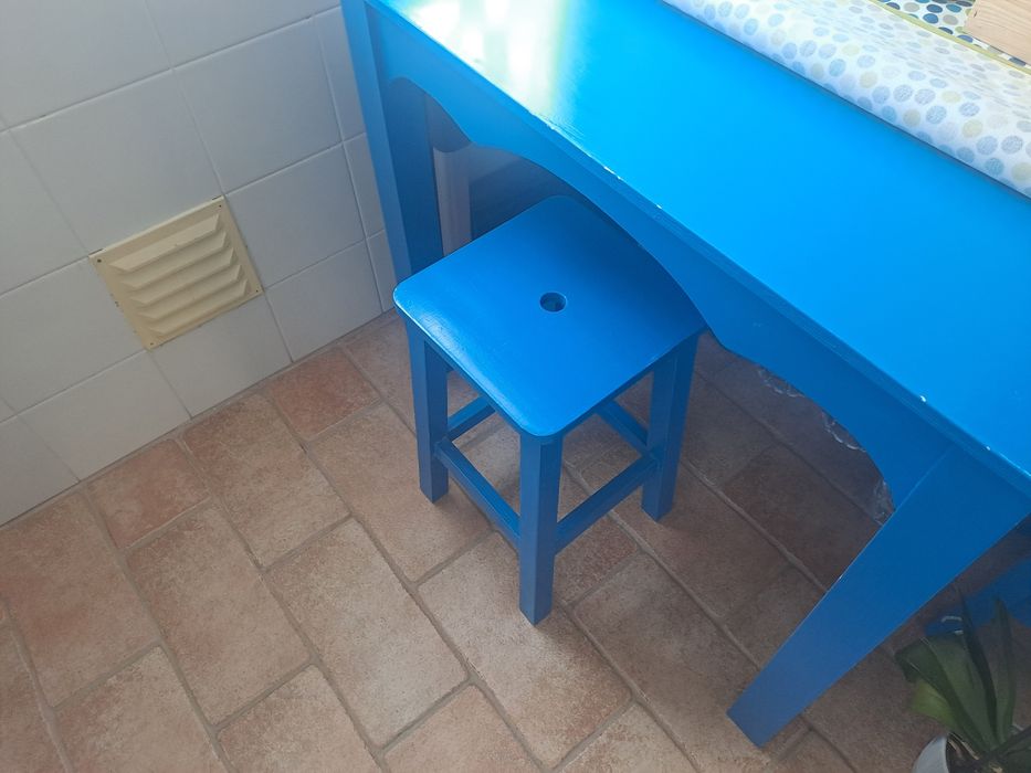 Mesa de madeira azul