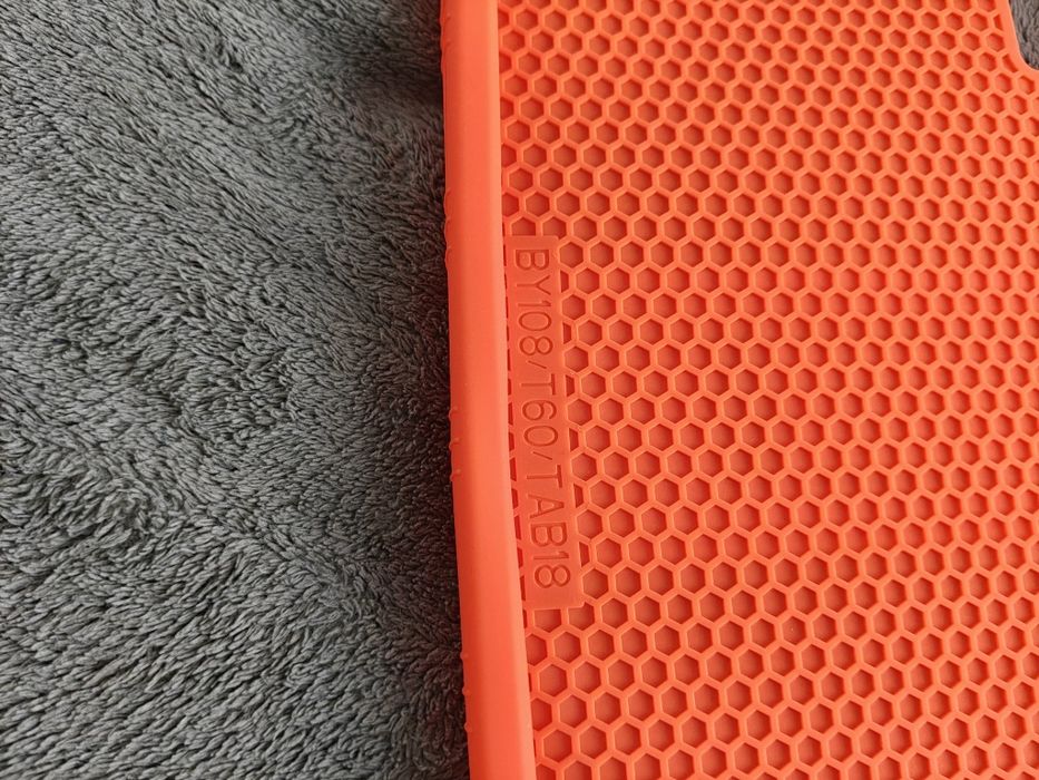 Pomarańczowe etui silikonowe do tablet