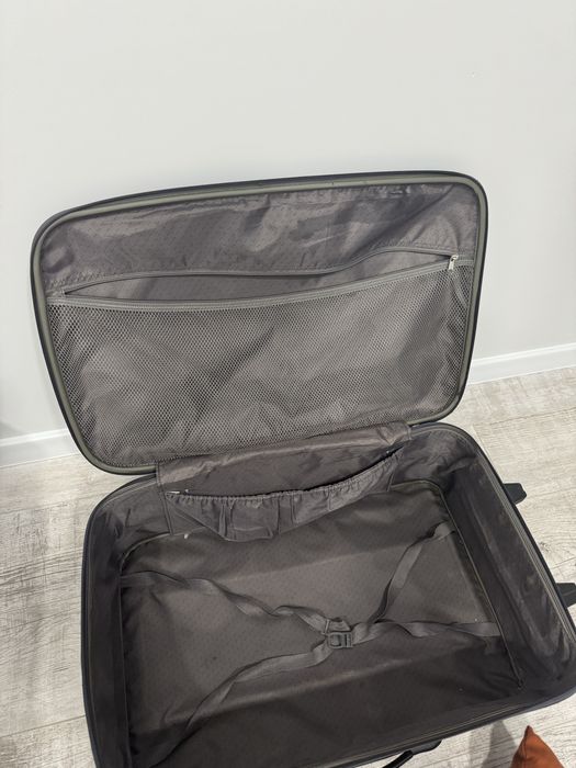 Чемодан дорожний