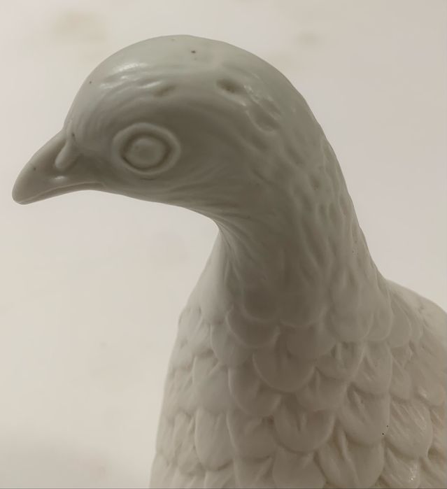 Pombo branco em cerâmica