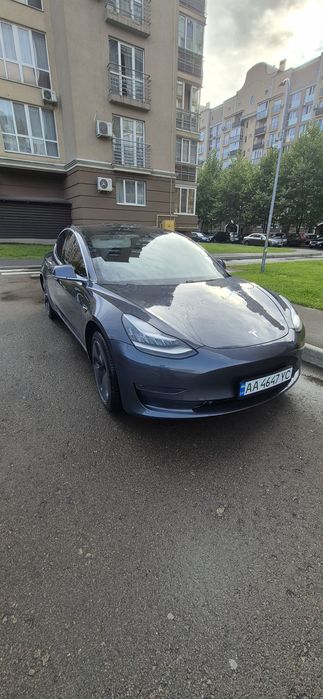 Tesla Model 3 2020 рік.