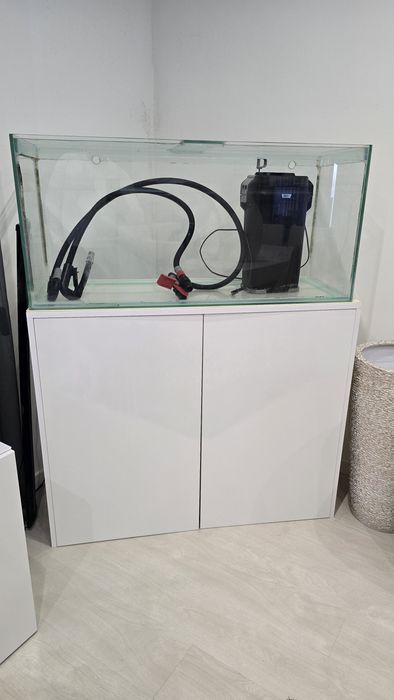 Aquário totalmente equipado com móvel reforçado