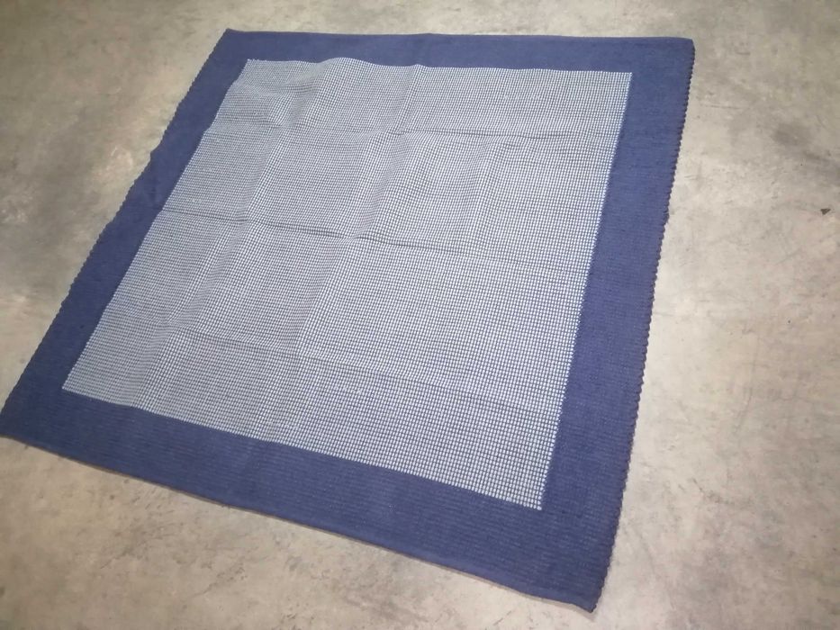 Vendo tapete quadrado em Lã Azul