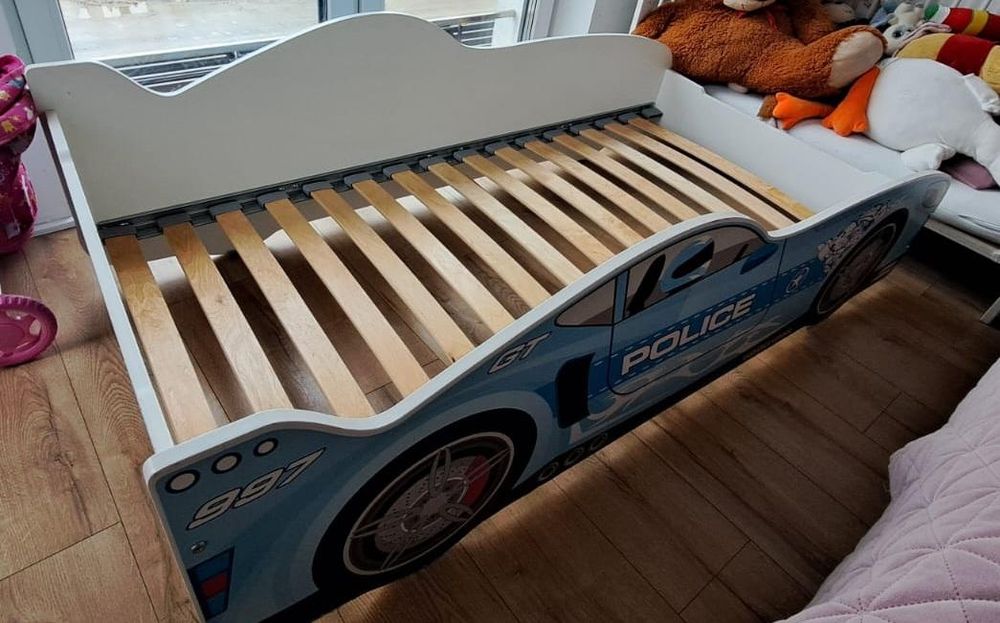 Łóżko z materacem