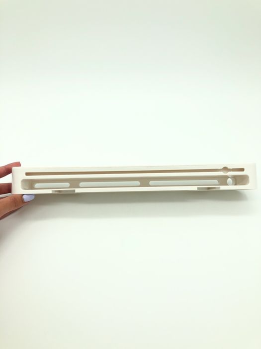 Настінна планка з гачками та отворами для зберігання ножів