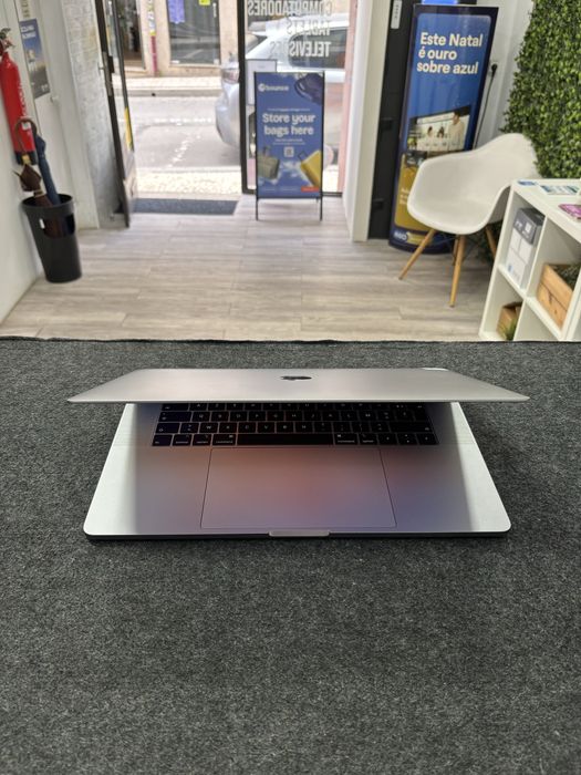 MacBook Pro 15 "Core i7 6-Core"| 16GB | Radeon Pro 4GB | Bateria 100% | Garantoa de 1 Ano