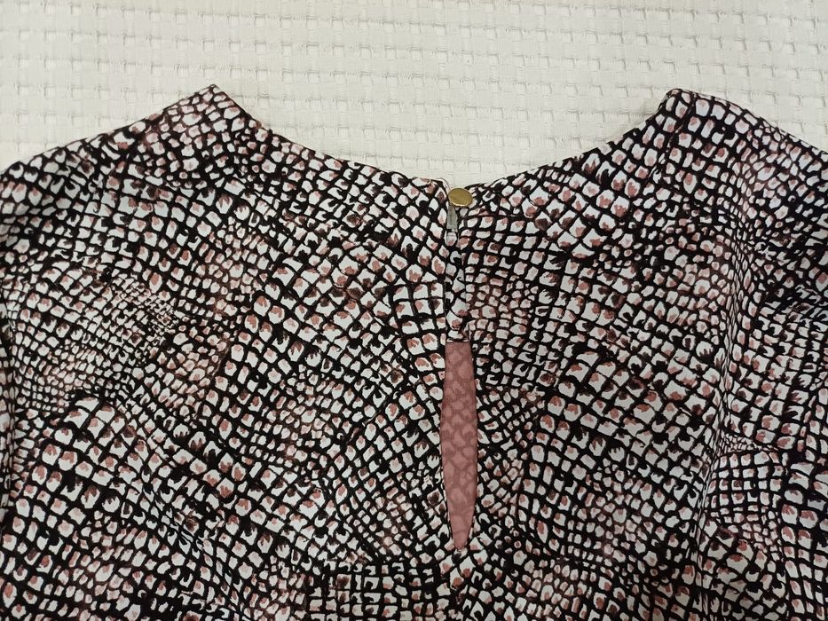 Vestido com padrão de escamas
