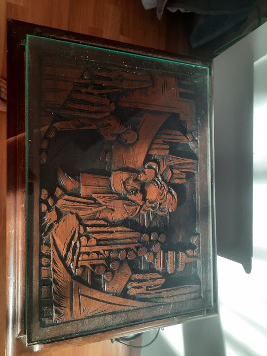 Mesa trabalhada com figuras