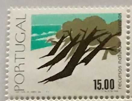 Selo novo de 15$00 - Recursos Naturais - Florestas - Portugal - 1977