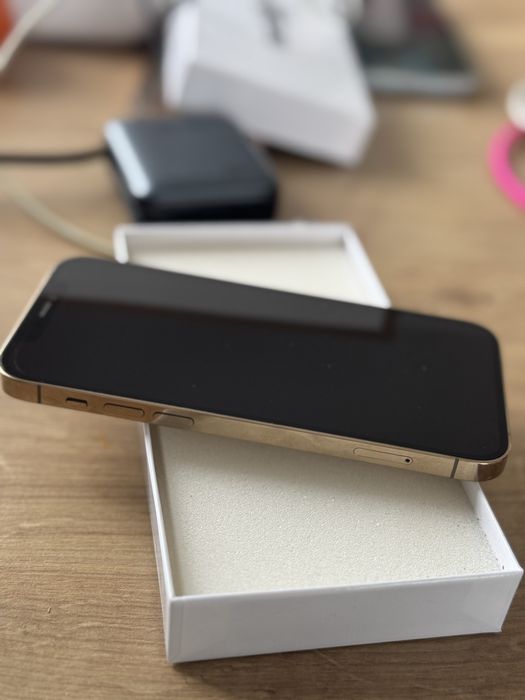 Złoty iPhone 12 Pro telefon w bardzo dobrym stanie